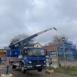 AIS Schlueter Dachdeckerei Kranarbeiten Kran auf Baustelle
