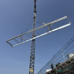 AIS Schlueter Dachdeckerei Kranarbeiten Kran auf Baustelle
