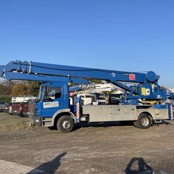 AIS Schlueter Dachdeckerei Kranarbeiten Kran auf Baustelle