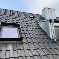 AIS Schlueter Dachdeckerei Dachfenstereinbau Fenster von aussen